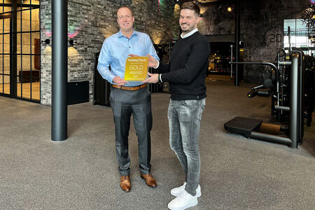 Übergabe Holiday Check Gold Award 20233 im Wellness- & Sporthotel Jagdhof